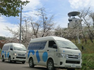 春のドライブ　カリヨンの塔と送迎車